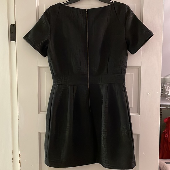 Short-Sleeved Black Dress - Picture 2 of 4